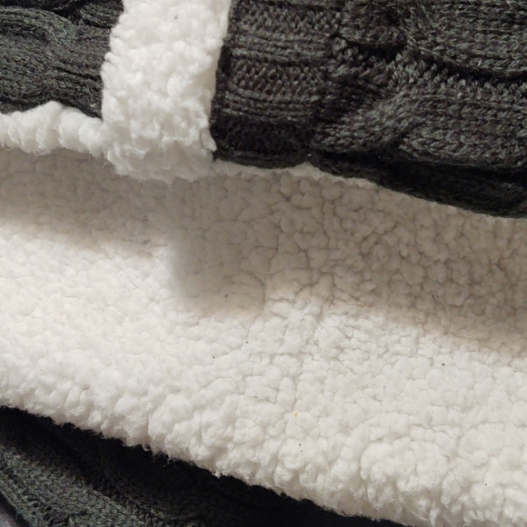 New Sherpa and knit scarf with pockets - Picture 3 of 3